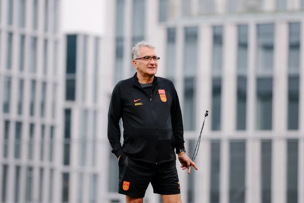 沪媒：国脚被提醒别被裁判抓“把柄”，2800名球迷赴客场